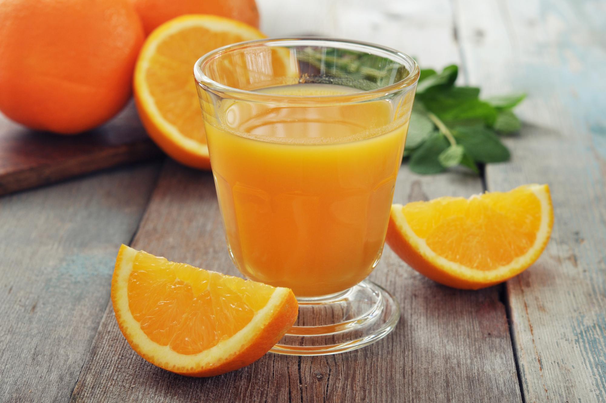 Сок на тощак. Апельсины и апельсиновый сок. Фреш апельсиновый 200 мл. Апельсиновый сок Фреш. Стакан сока.