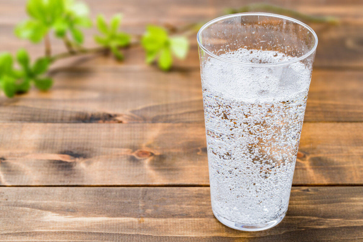 L’acqua frizzante fa bene o fa male alla salute?  Gli esperti rispondono
