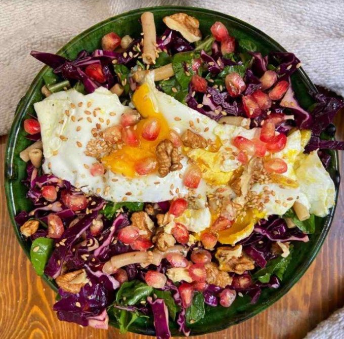 Déjeuner : salade de chou rouge, roquette, macaronis et œufs au plat