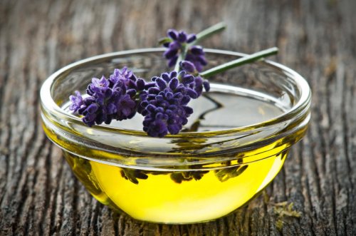 Des huiles essentielles en massage