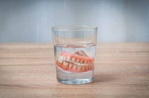 Le dentier dans le verre à dents : anti sensualité !