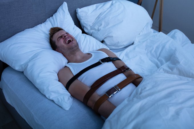 Paralysie du sommeil : évitez de dormir sur le dos