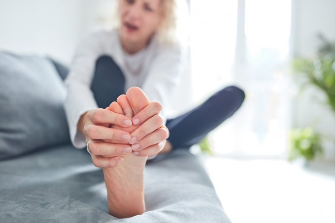 Hypercholestérolémie : 3 signes révélateurs sur vos pieds et vos jambes