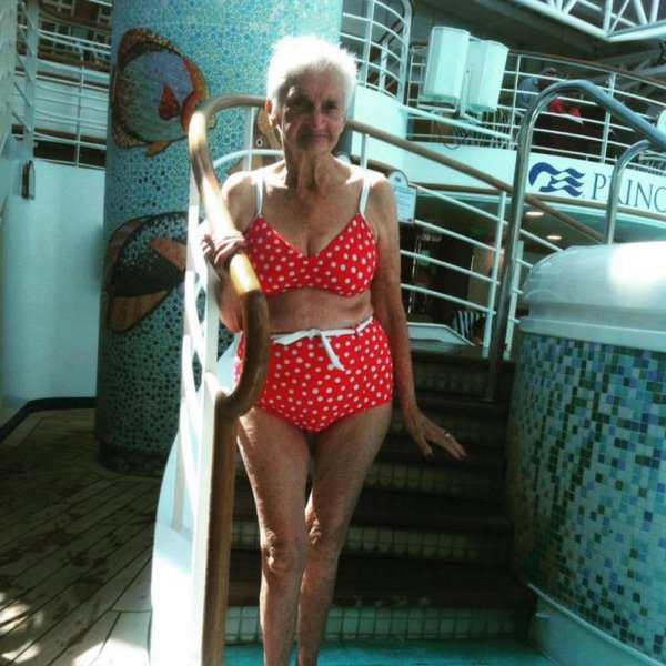 A 90 ans, elle pose en bikini et fait le buzz (photo dans l'article)