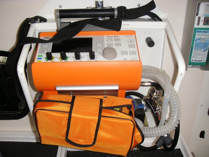 Photo : kit de respiration artificielle dans une ambulance autrichienne