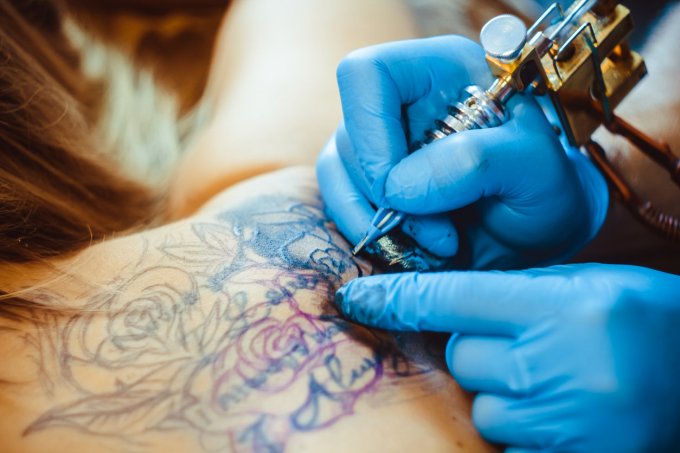 Salons de tatouage : plus de risques de contracter l’hépatite que le VIH