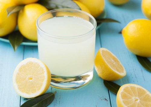 Boire un verre d'eau avec du citron tous les matins