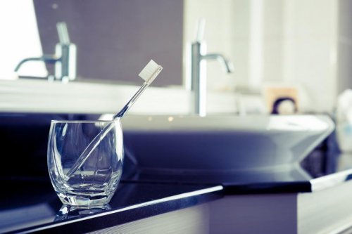 Erreur 2 : Placer votre brosse à dents à côté des toilettes