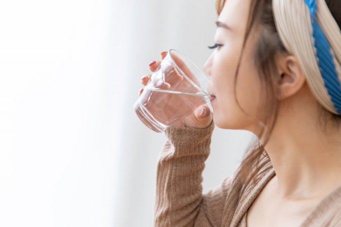 L’eau permet d’éviter les crampes et régule la température corporelle