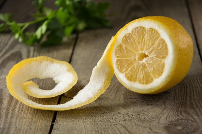 Des pelures de citron pour enlever les odeurs de cuisson