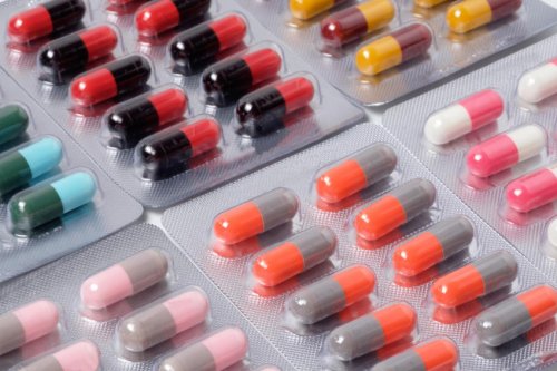 pilule de drogue et capsule d'antibiotiques dans l'emballage de boursouflure