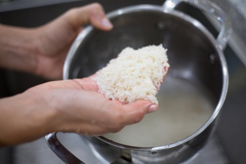 Erreur 2 : Oublier de rincer le riz