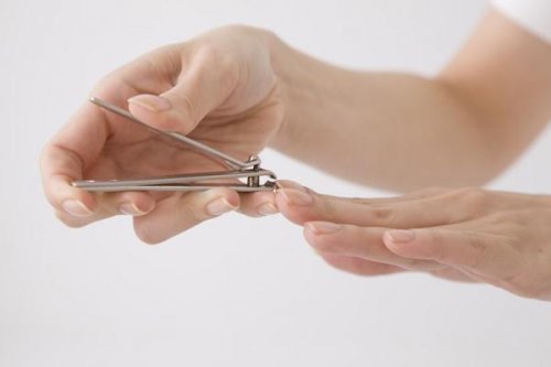 Les ongles des mains poussent de 3,5 mm par mois