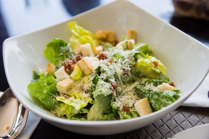 César, niçoise, landaise : les salades les plus caloriques