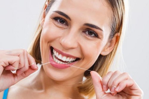 Erreur n°8 : négligez le fil dentaire quand on a les dents écartées