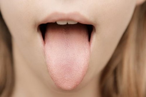 Erreur n°2 : oublier de brosser la langue