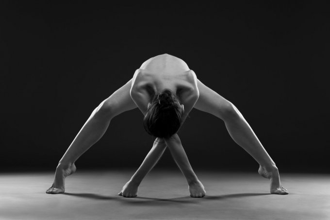 Cours de yoga nu : un espace s&eacute;curis&eacute;, loin des clich&eacute;s sexuels