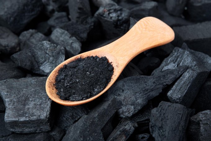 Le charbon actif pour blanchir et détartrer