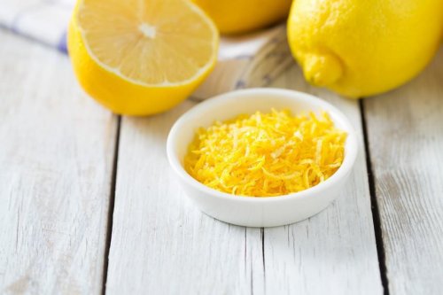 Un gommage anti cellulite aux zestes de citron