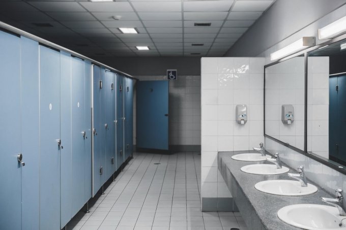 Toilettes publiques : choisir la mauvaise cabine
