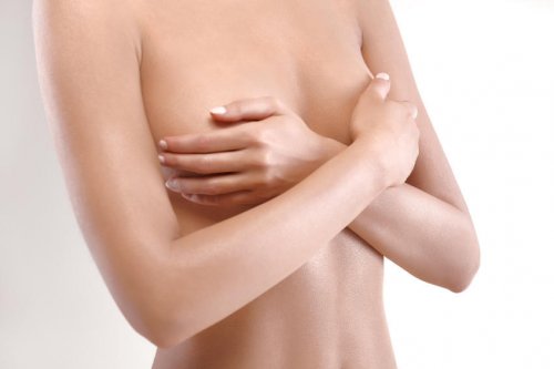 Auto-massage : la peau des seins tonifi&eacute;e