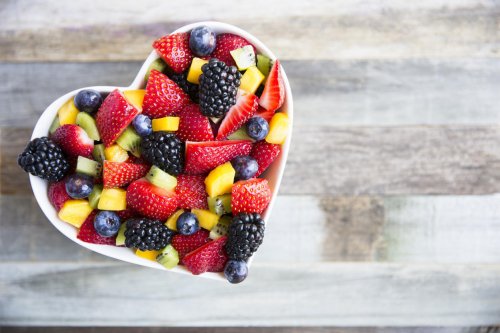 salade de fruits frais en bonne santé avec des fraises, des mûres, des mangues, des myrtilles et des kiwis