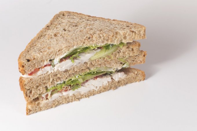Le sandwich triangle poulet rôti-mayonnaise