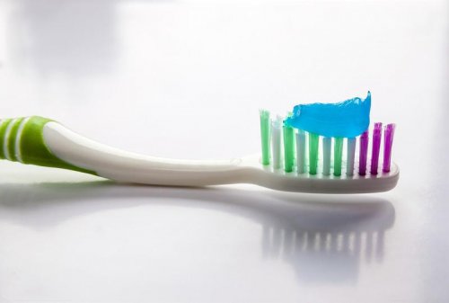 Erreur 3 : avoir une brosse à dents rigide