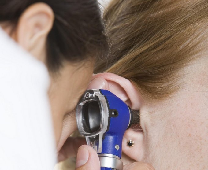 Bourdonnement dans l'oreille : 8 causes possibles