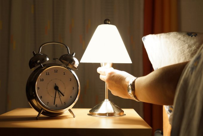 Dormir avec la lumière peut aussi faire prendre du poids