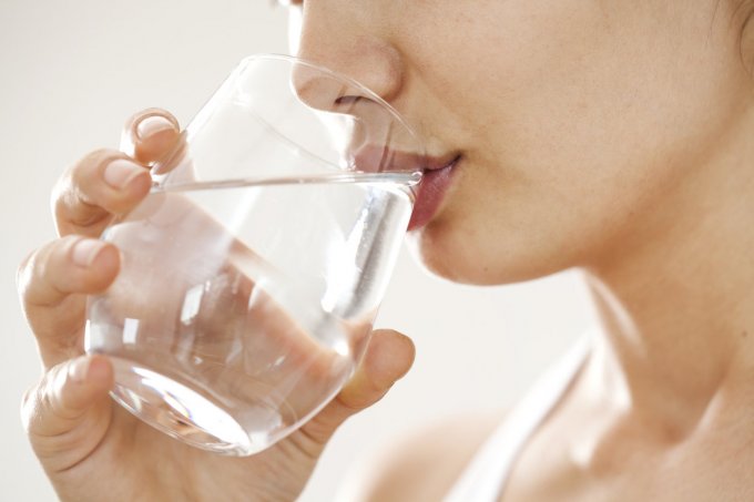 Vous buvez trop d’eau avant de manger