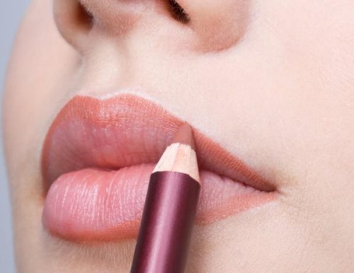 Mettez du crayon pour des lèvres plus charnues