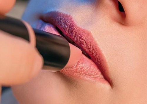 Maquillage : optez pour les rouges à lèvres clairs