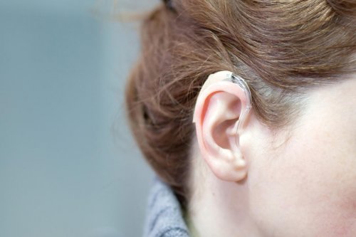 Appareils auditifs : une difficulté à les mettre