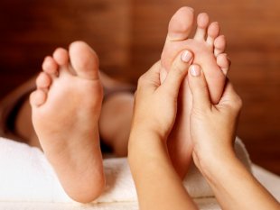 Un massage de pieds avec du gel sp&eacute;cial Jambes lourdes