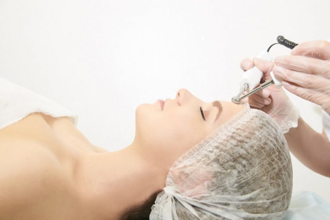 Radiofréquence, HIFU, acide hyaluronique : les techniques dermatologiques pour affiner votre visage