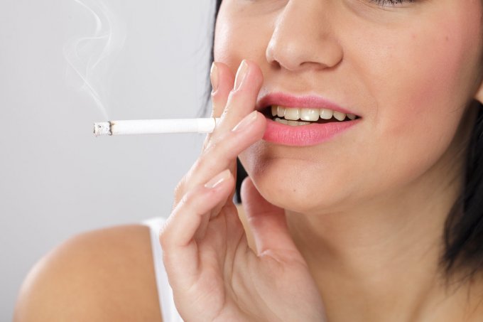 La cigarette a tendance à faire des taches sur les dents