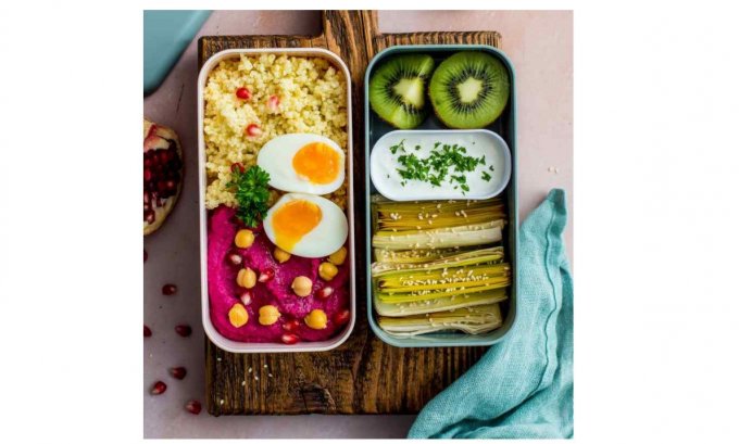 Millet, beetroot hummus and fried leeks in a bento