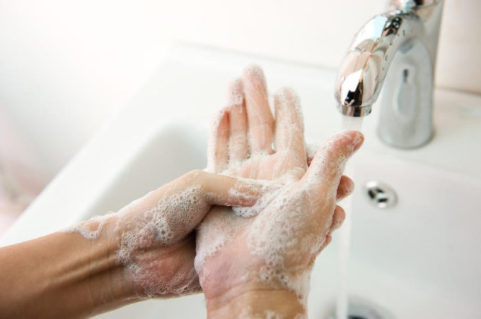 Photo : se laver les mains fait partie des gestes fondamentaux pour prévenir le rhume