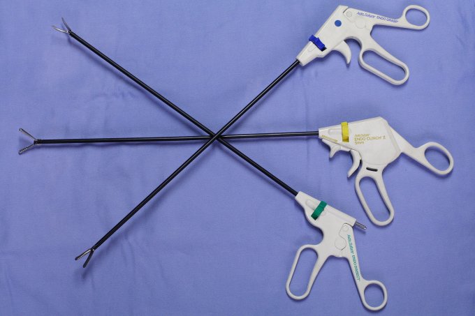 Péritonite : instruments pour une opération cœlioscopique
