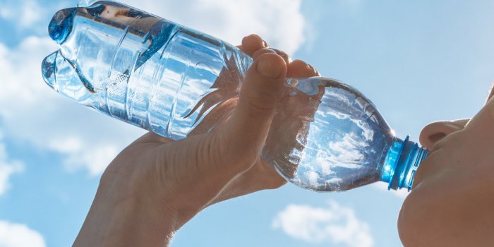 Les eaux en bouteille qui contiennent le plus de polluants