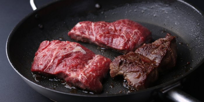 Clusters dans les abattoirs : peut-on manger de la viande sans attraper le Covid-19 ?