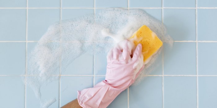 Bactéries : les pires objets de la salle de bain selon un infectiologue 