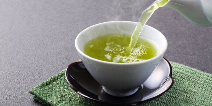 Le thé vert et certains jus de fruit seraient capables de “désactiver” le SARS-CoV-2