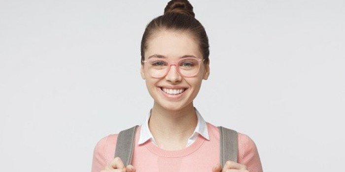 10 coiffures idÃ©ales lorsquâon porte des lunettes