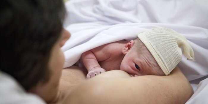 Allaitement : les 8 différentes positions pour allaiter votre bébé