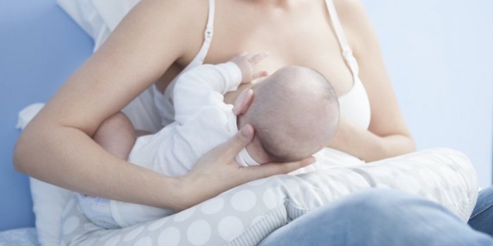 Allaitement : les 8 différentes positions pour allaiter votre bébé