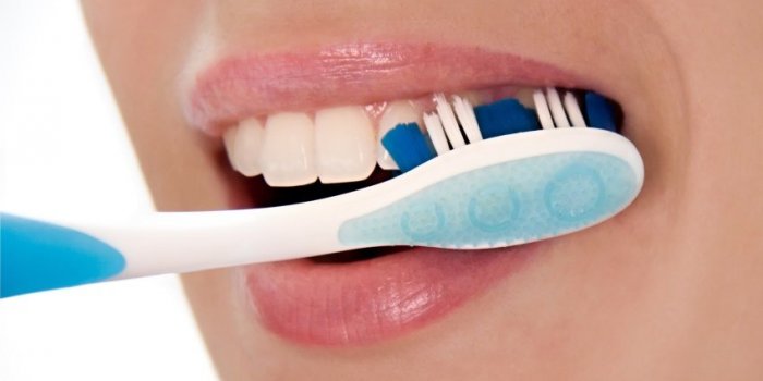 Dents blanches : 5 erreurs à éviter pour avoir un sourire parfait