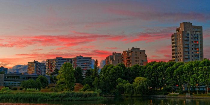 sunset over the lake of crÃ©teil, france
