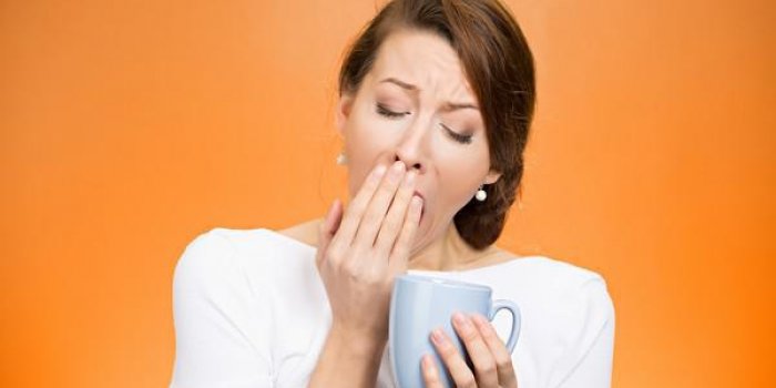 portrait très fatigué tomber endormi femme bâillante employé tenant tasse café lutte pas écrasé rester éveillé g...